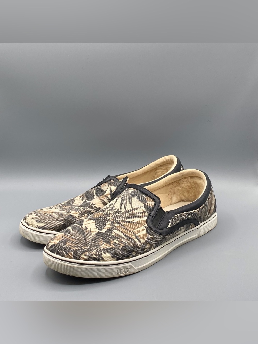 UGG Women's‎ Black and Tan Patterned Flats​